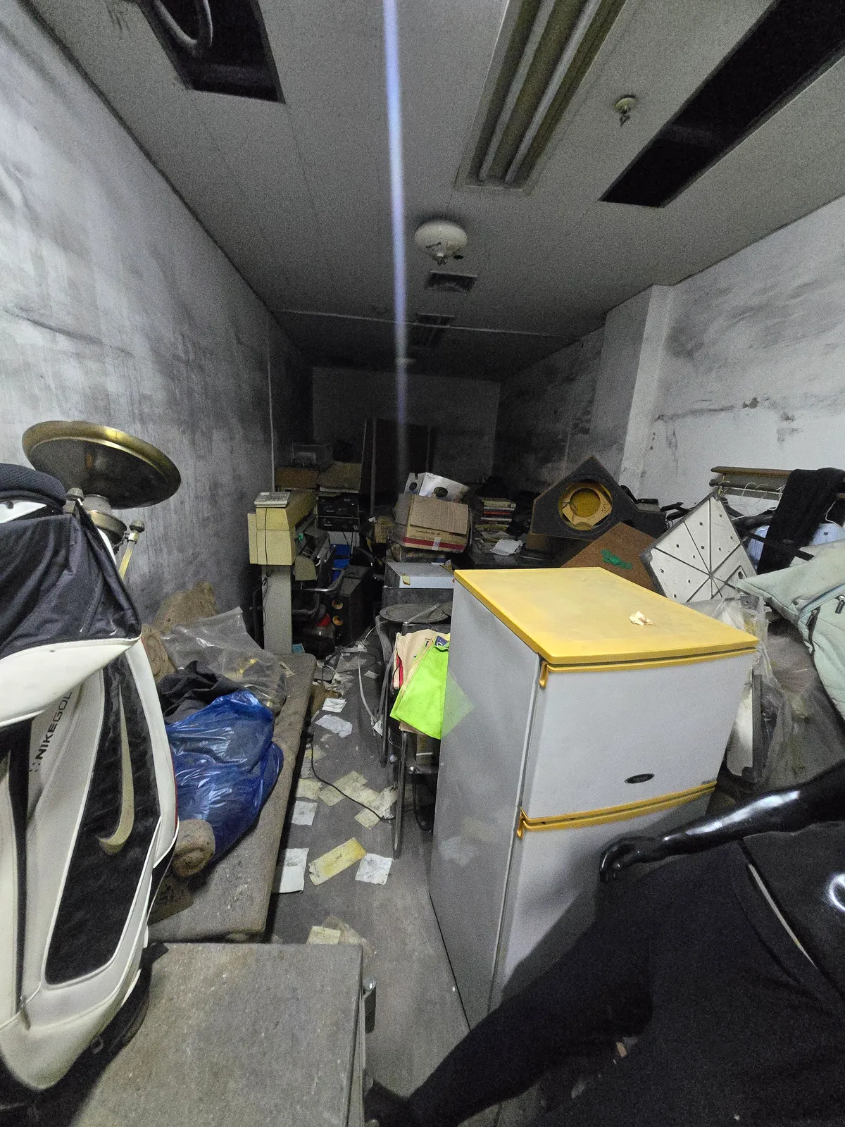 사업장폐기물 정리 전 지하 창고 현장